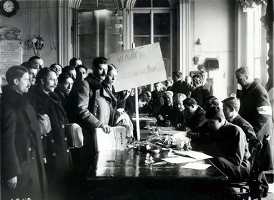Arruolamento della milizia nella sala del Consiglio Comunale, San Pietroburgo, marzo 1917 da Russian Photographer